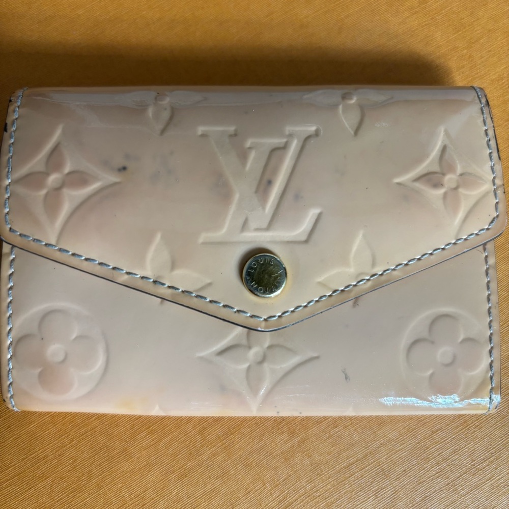 Louis Vuitton pink patent Monogram key holder - Picture 3 of 9